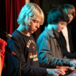 Lukas, Angelo und Leon-Keyboarder der Schülerband"Soundfactory"bei ihrem Auftritt am7.12. im Theatercafe"Harlekin" zum Xmas-Rock