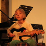 am 8.12 2009 bracht Clara das Publikum mit einem Mix aus Gitarrenklängen und Gesang zum Staunen.