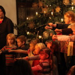 Frank Wedel mit Kindern des Hörbie & Tönchen Kurses beim Weihnachtskonzert 2009 in der Evangelisch-freikirchlichen Gemeinde in Stendal