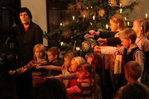 Frank Wedel mit Kindern des Hörbie & Tönchen Kurses beim Weihnachtskonzert 2009 in der Evangelisch-freikirchlichen Gemeinde in Stendal