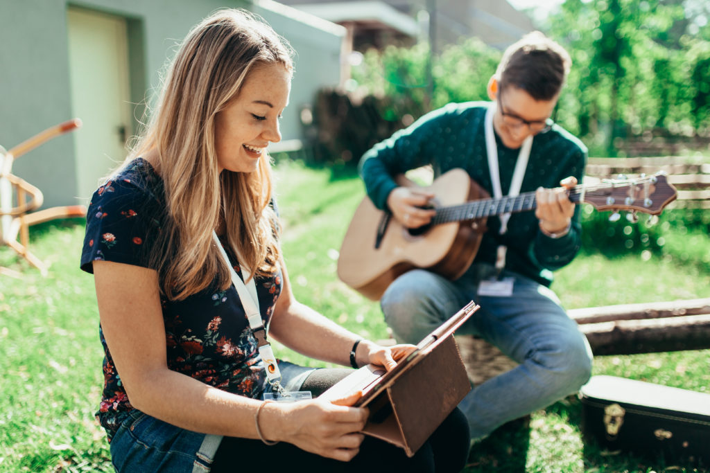 Songwriter schreiben draußen beim SongWriterCamp