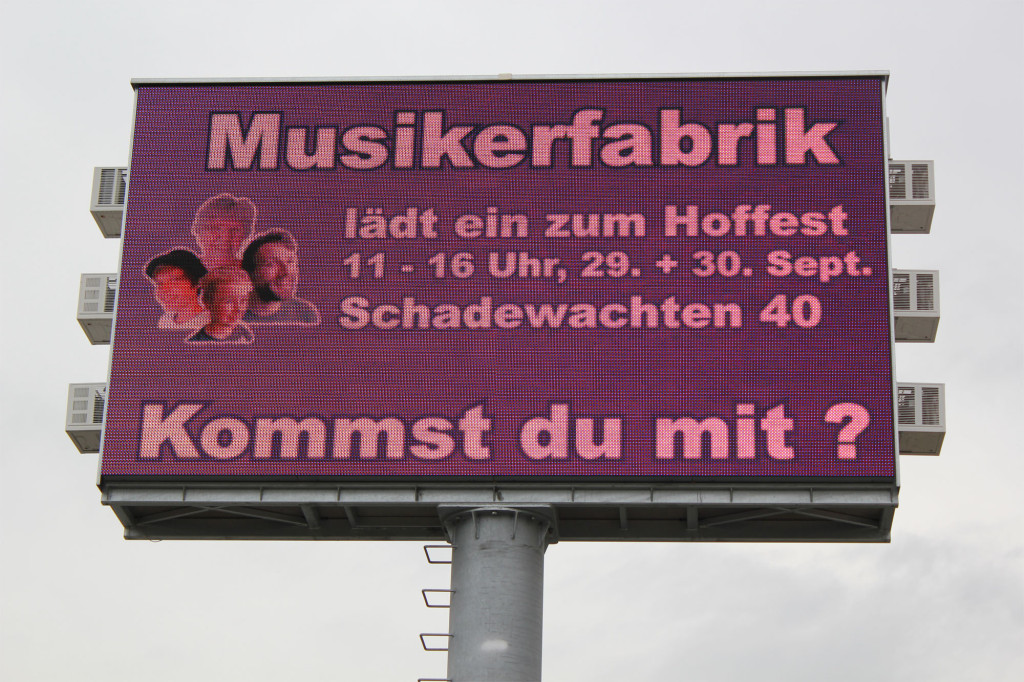 Videoscreen der Musikerfabrik eine Woche lang über den Dächern der Stadt