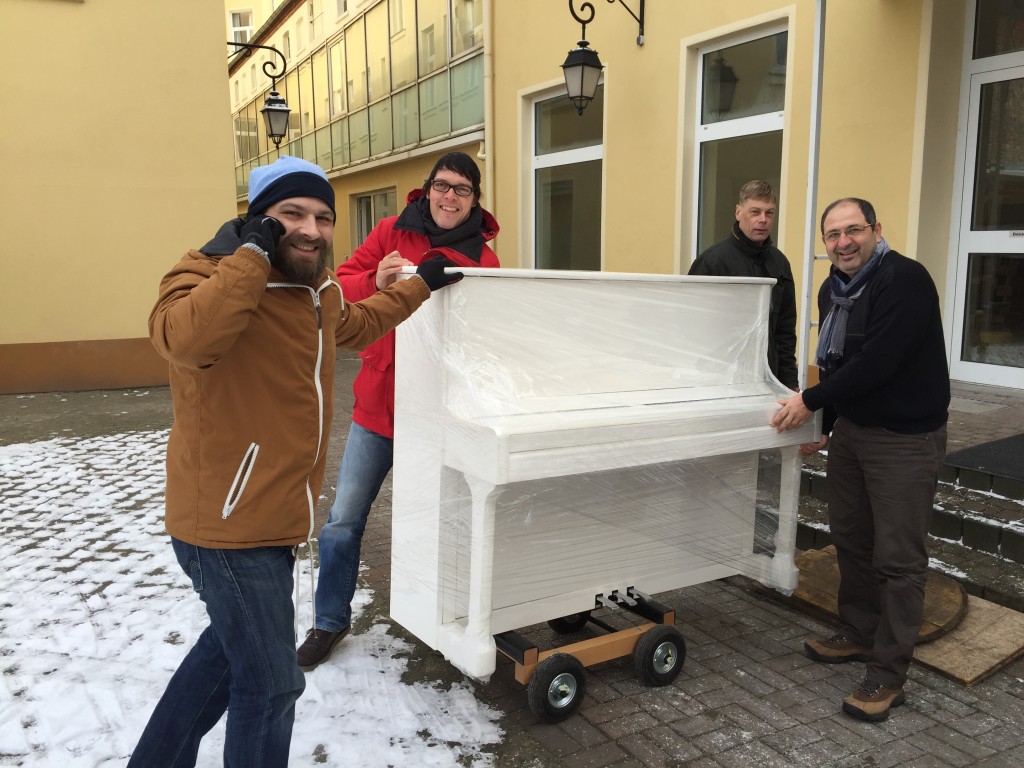 Klavierbauer Lutz Winkel zieht mit seinem weissen Klavier in die neuen Musikerfabrik Räume ein