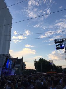 Bauplane als Projektionswand mit Livebühne Anzeigerhochhaus Hannover